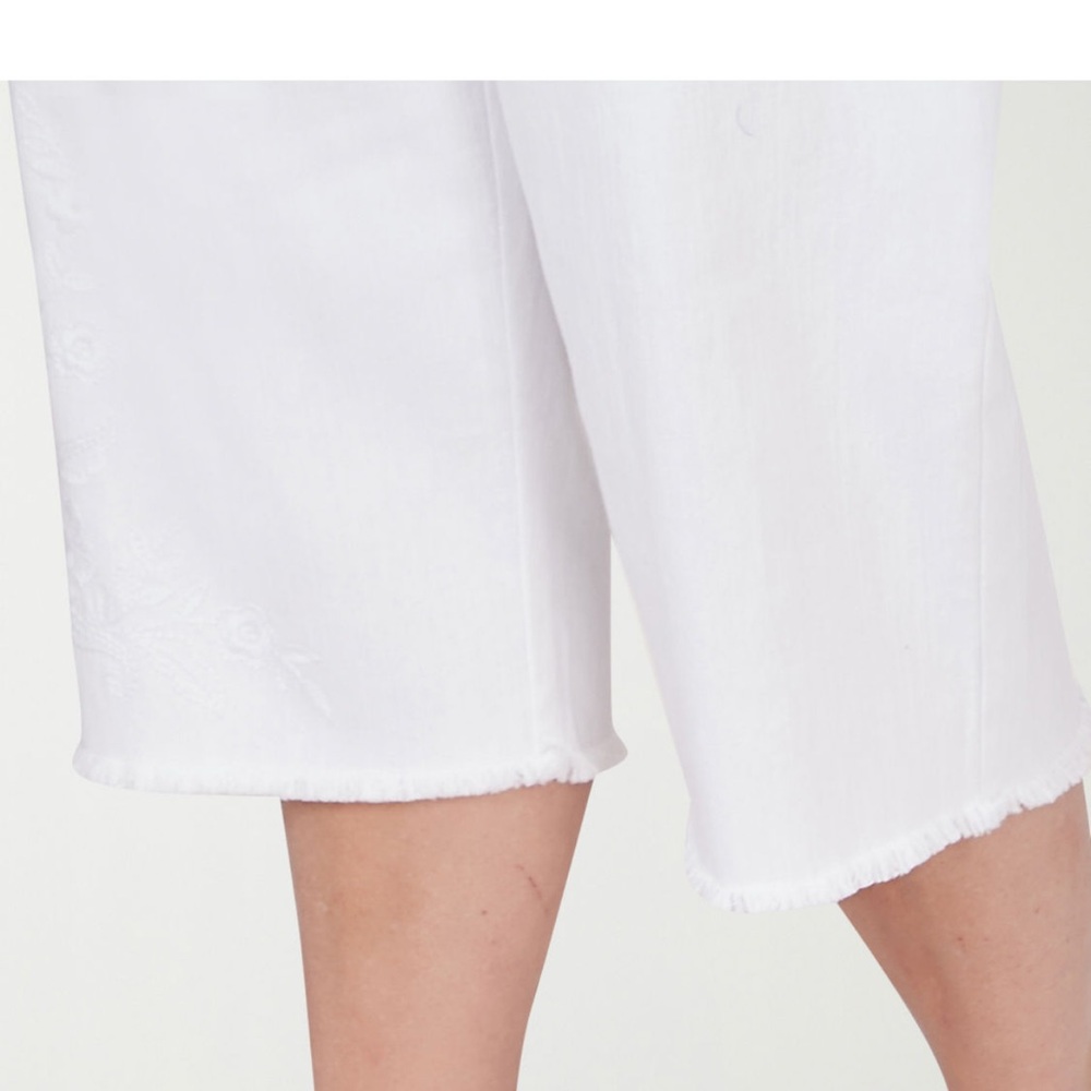 Alfred Dunner Blue Bayou Mid Rise Plus Capris - Picture 3 of 6